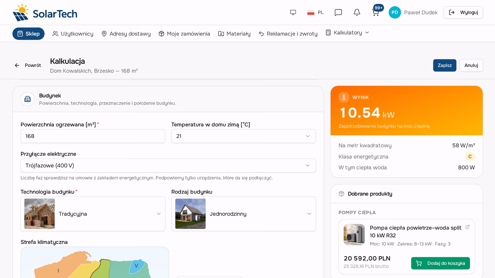 Kalkulator zapotrzebowania na moc cieplną w sklepie B2B: formularz parametrów budynku obok karty wyniku z mocą w kW, wskaźnikiem W/m² i klasą energetyczną